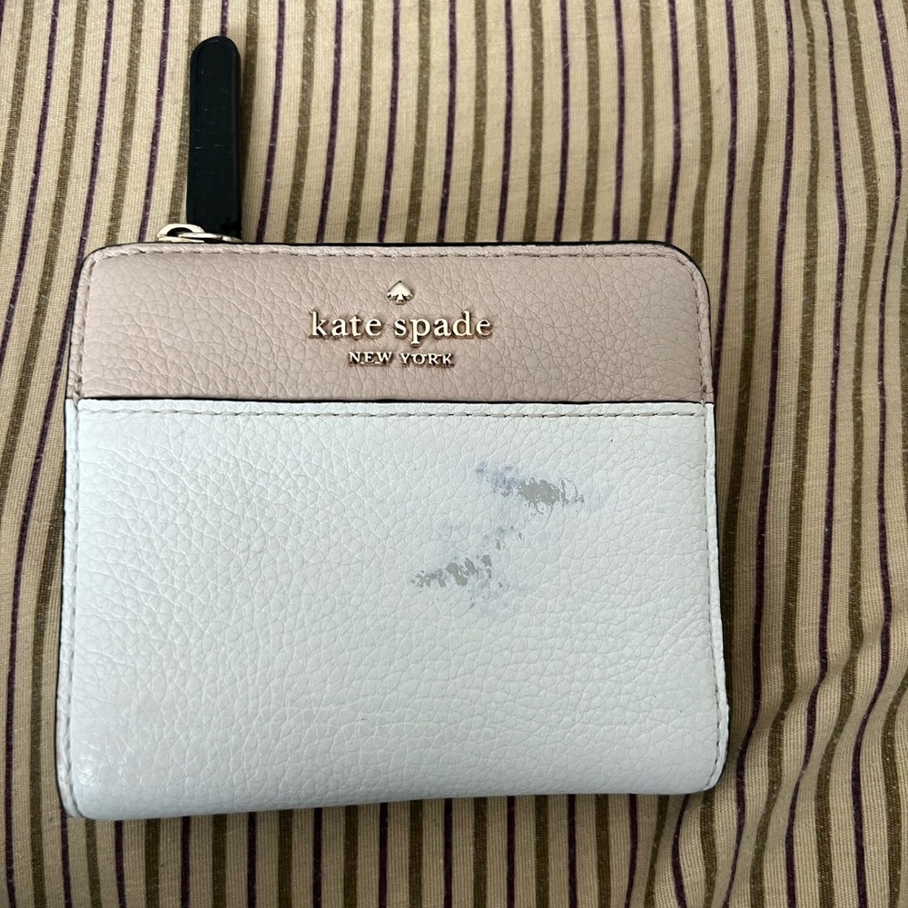 KATE SPADE BEIGE & WHITE SMALL WALLET WITH CARD SLIPS, COIN AND CASH COMPARTMENT